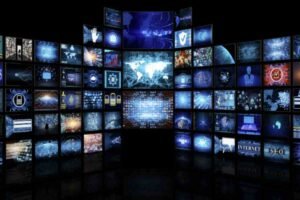 Alcune serie TV e film di questo genere si sono distinti per la loro sorprendente capacità di prevedere sviluppi tecnologici e sociali che si sono concretizzati negli anni successivi.