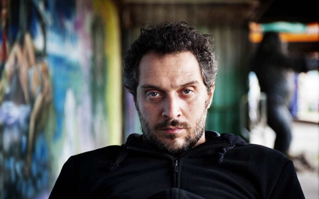 Dal dramma alla commedia fino al ruolo più iconico: le cinque interpretazioni di Claudio Santamaria