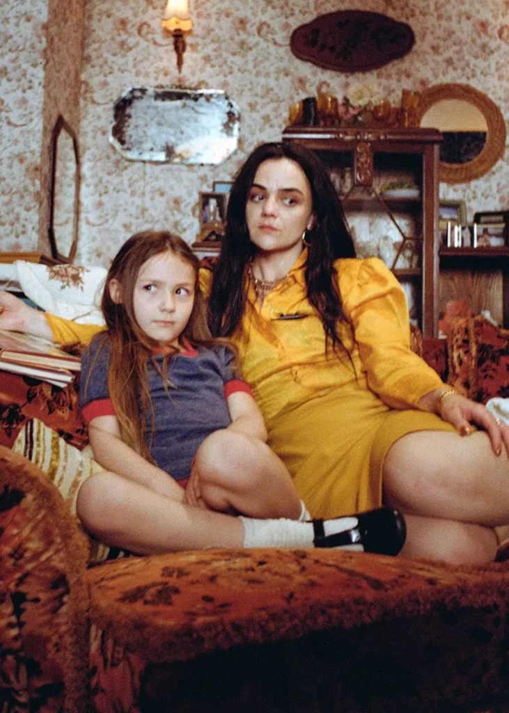 Maria e la madre in Hoard di Luna Carmoon (2023)