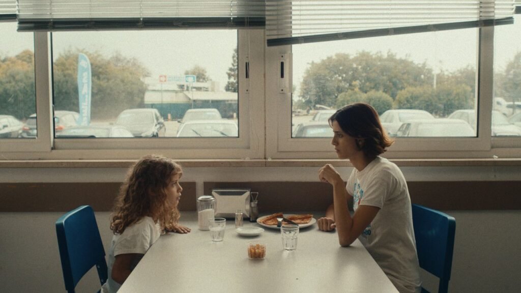 Arabella e Holly in Il rapimento di Arabella di Carolina Cavalli (2025)