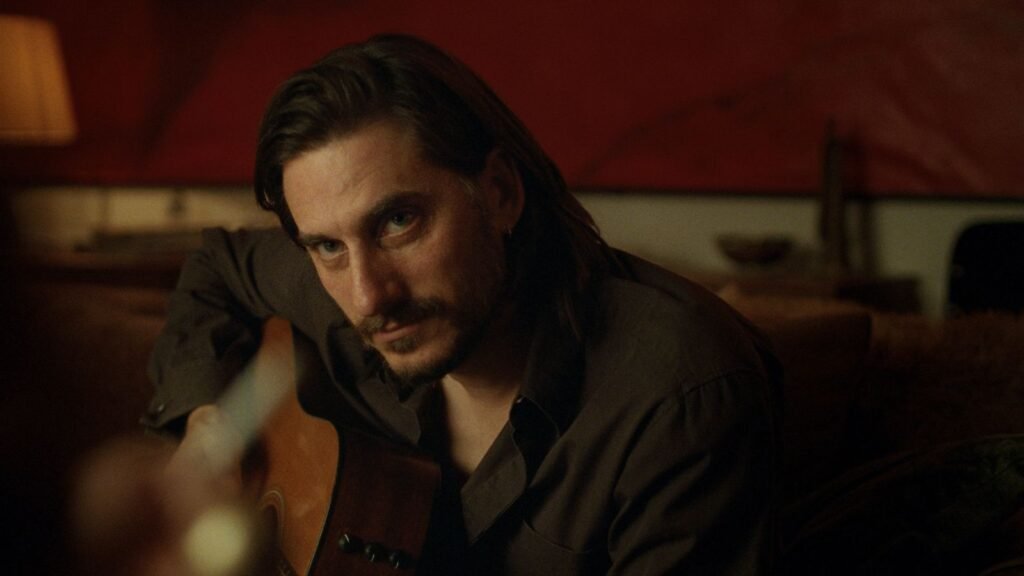 Leonardo, interpretato da Luca Marinelli, che suona in una scena del film The Echo Chamber di Andrea Pallaoro