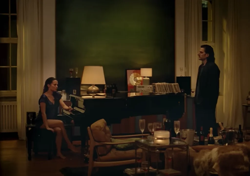 Leo ed Anne nel loro ricongiungimento in una scena del film The Echo Chamber di Andrea Pallaoro