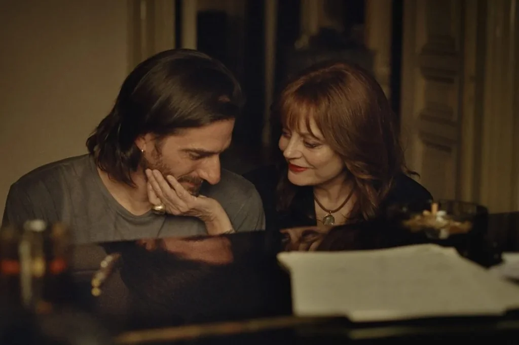 Leo (Luca Marinelli) e Ava (Susan Sarandon) suonano insieme il pianoforte in una scena del film The Echo Chamber di Andrea Pallaoro