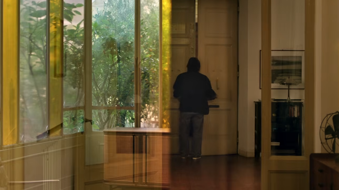 Leonardo (Luca Marinelli) che esce di casa in una scena del film The Echo Chamber di Andrea Pallaoro