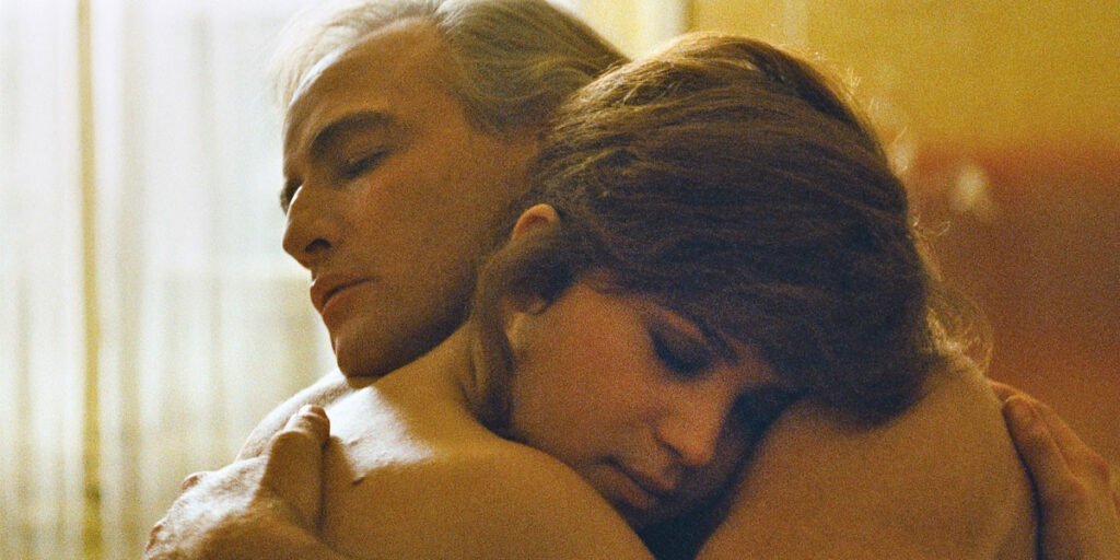 Paul (Marlon Brando) e Jeanne (Maria Schneider) abbracciati in una scena del film Ultimo Tango a Parigi di Bernardo Bertolucci