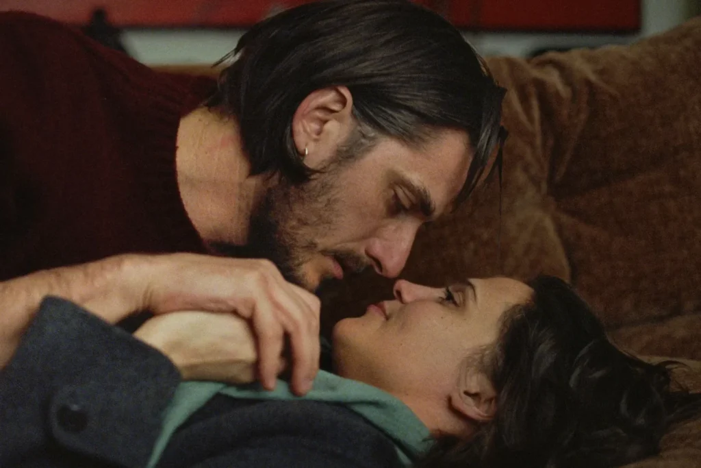 Anne e Leo che si baciano in una scena del film The Echo Chamber di Andrea Pallaoro e Bernardo Bertolucci