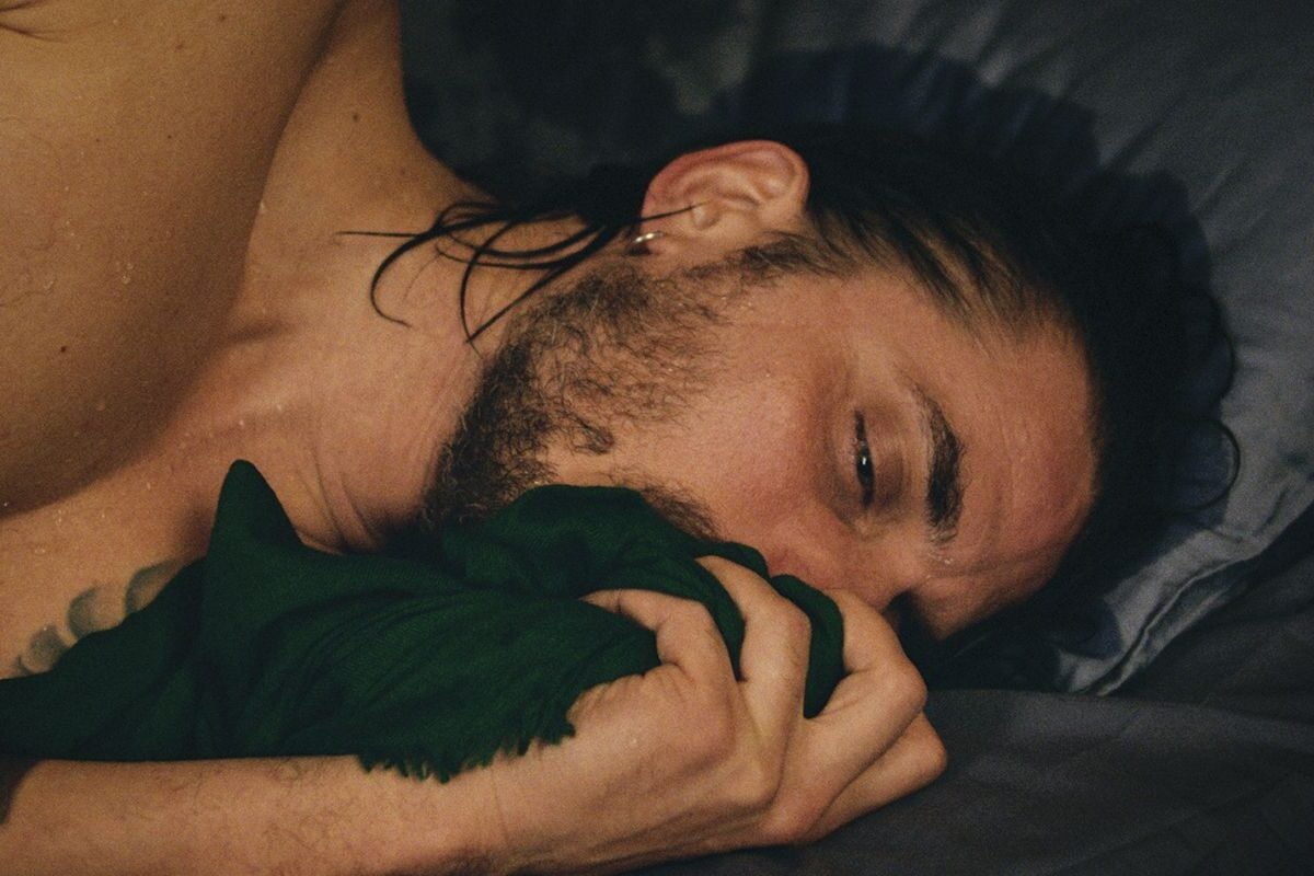 Leo nel letto sofferente che pensa ad Anne in una scena del film The Echo Chamber di Andrea Pallaoro e Bernardo Bertolucci